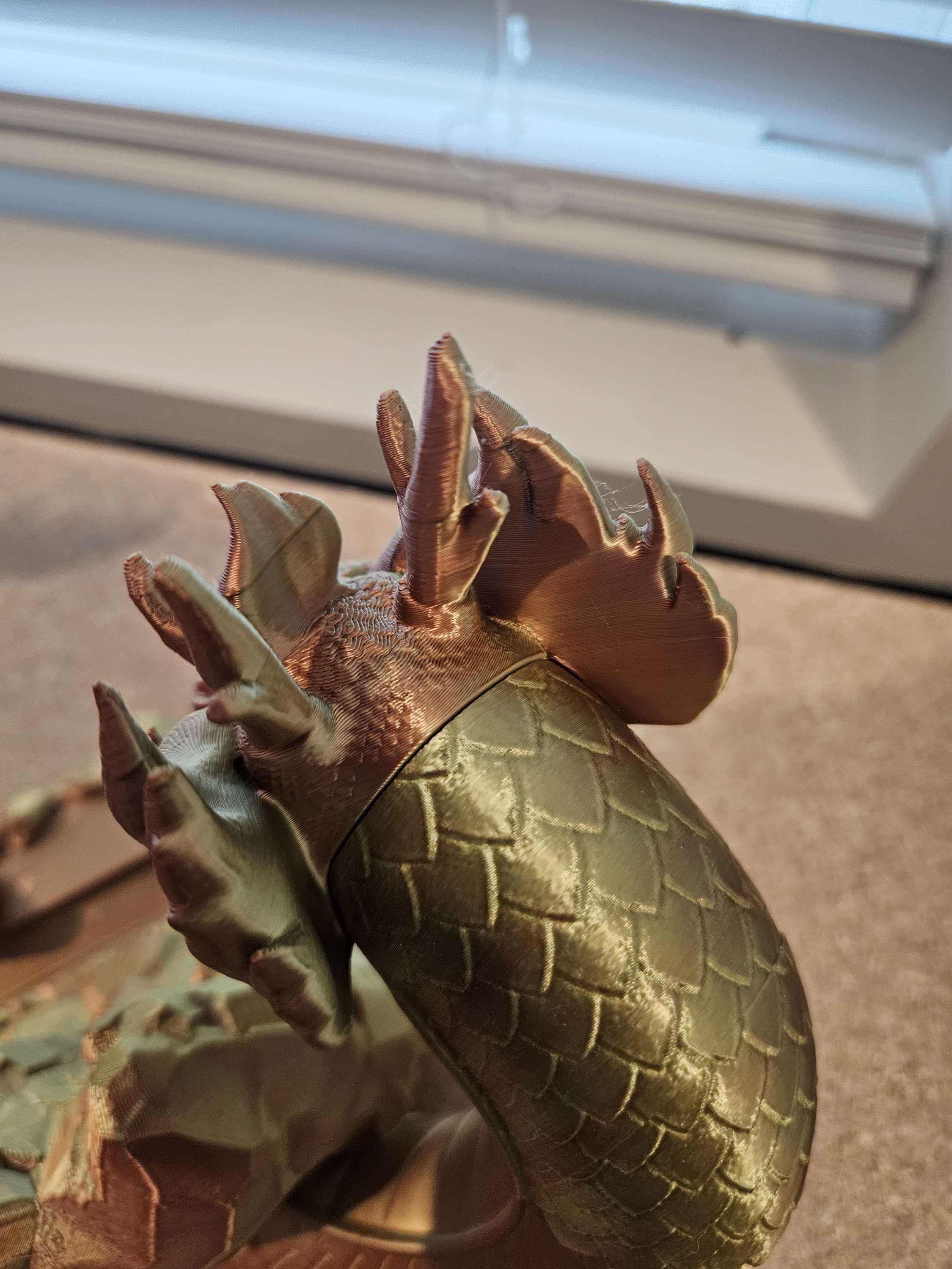 Dragon holder phone image 3